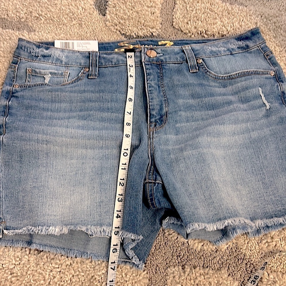 NWT,Seven 7, Weekend Short, Frayed Hem, Sits at Waist, Comfort Stretch, 16 - Picture 6 of 8